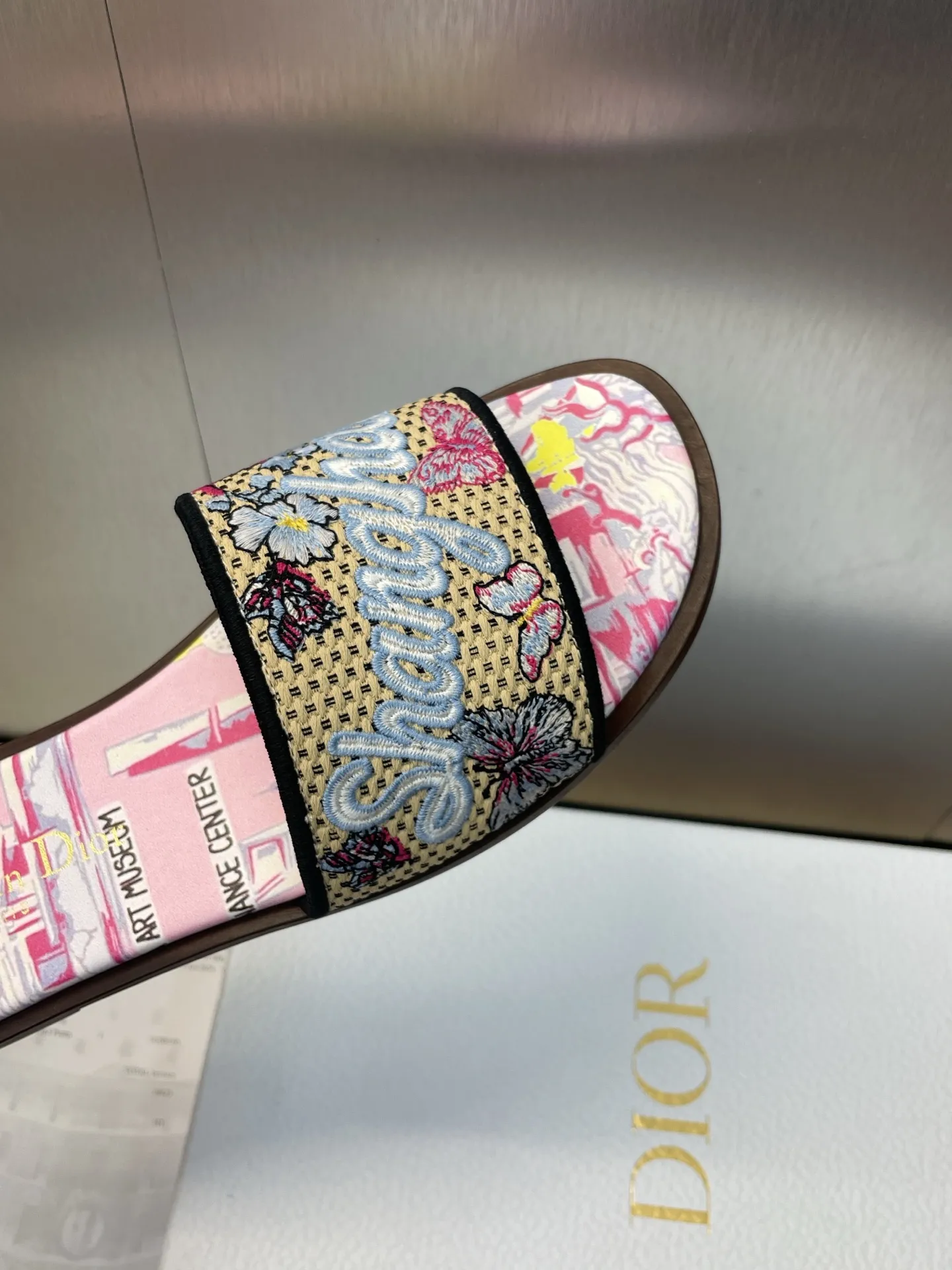 👟👟Ex-factory price 500👟👟 Dior 2025 spring and summer new style DWAY flat flip flops jelly color women's shoes CD letter logo three-dimensional embroidery round toe open toe color block sandals Material: upper imported raffia electric embroidery high temperature water-soluble cotton technical fabric + water-dyed sheepskin lining + Italian thickened leather outsole size: 34-42 (34.40.41.42. Customized, non-refundable and non-exchangeable)